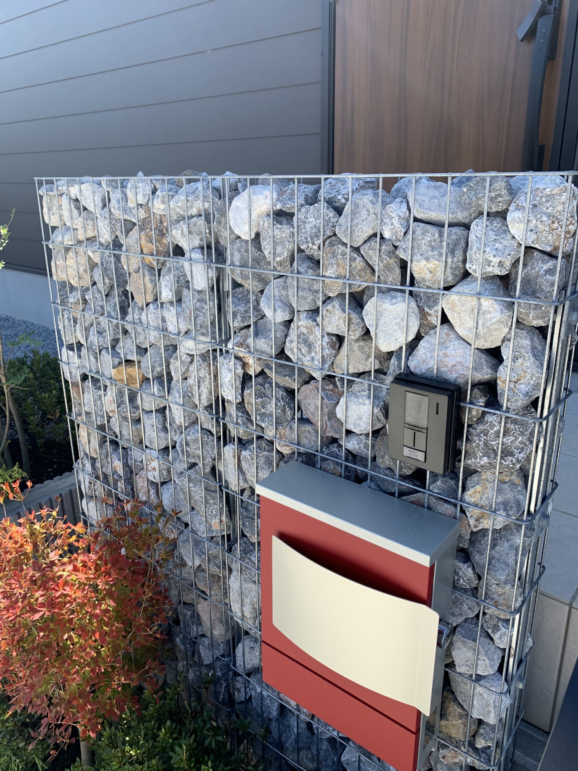 mur en gabion brise-vue-jardin-effet-sculptural-banc